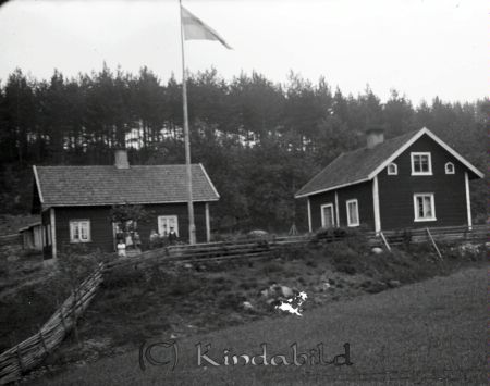 Flaggan i topp
mayca
Folksamling på gårdsplanen hos familjen Ramstedt i Hagstugan.
Nyckelord: Ramstedt Korpklev