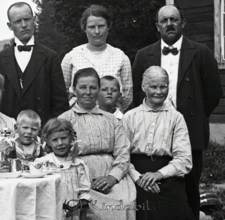 I trädgården.
mayca
Närmast bordet Sixten och Ester, Peter Augusts och Elins barn.
Nyckelord: Ramstedt Korpklev