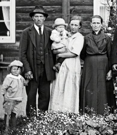 Framför bostadshuset.
mayca
Del av bild
Nyckelord: Ramstedt Korpklev