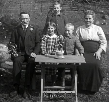 I trädgården.
mayca
Peter August, Ester, Sixten och Elin Ramstedt sitter vid bordet, Martin står bakom dem.
Nyckelord: Ramstedt Korpklev