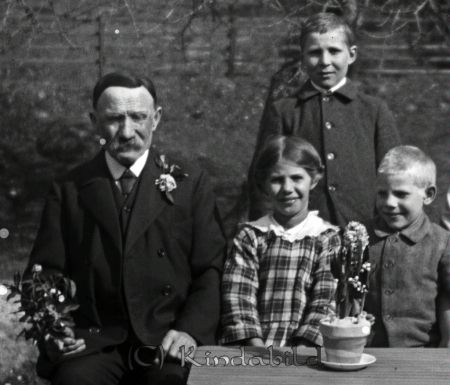I trädgården.
mayca 
Peter August, Ester, Martin och Sixten.
Nyckelord: Ramstedt Korpklev