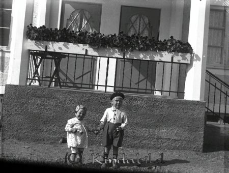 Ylva och Per Ramstedt
mayca
Carins och Axels barn utanför sitt hem.
Nyckelord: Ramstedt Korpklev