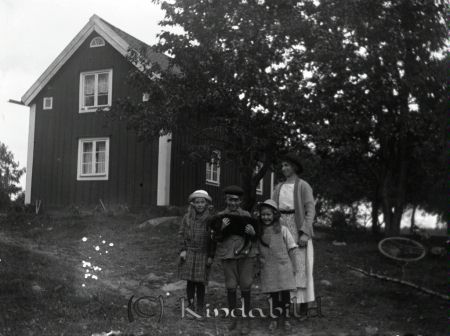 Hos familjen Eng
mayca
Vera ,Göte, Margit samt deras mor, Axels syster, Lisa Eng.
Nyckelord: Ramstedt Korpklev
