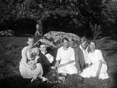 Framför stor sten.
mayca
Ragnhild Lindh, okänd, syskonen Tekla och Axel Ramstedt, okänd.
Nyckelord: Ramstedt Korpklev
