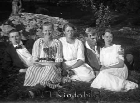 Framför stor sten.
mayca
Ragnhild Lindh, syskonen Tekla och Axel Ramstedt mitt i bild.
Nyckelord: Ramstedt Korpklev