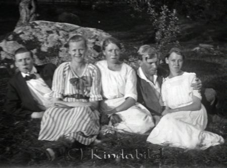 Framför stor sten.
mayca
Ragnhild Lindh, syskonen Tekla och Axel Ramstedt mitt i bild.
Nyckelord: Ramstedt Korpklev