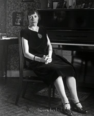 Vid pianot
mayca
Axels hustru Carin.
Nyckelord: Ramstedt Korpklev