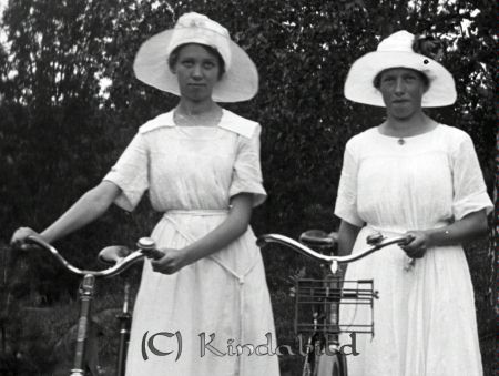 Cyklande ungdomar
mayca
Axels syster Tekla till höger med pakethållare fram på sin cykel.
Nyckelord: Ramstedt Korpklev