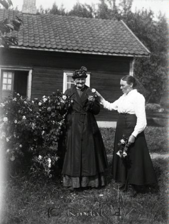 I trädgården.
mayca
 Axels moster Helena Farman till höger.
Nyckelord: Ramstedt Korpklev
