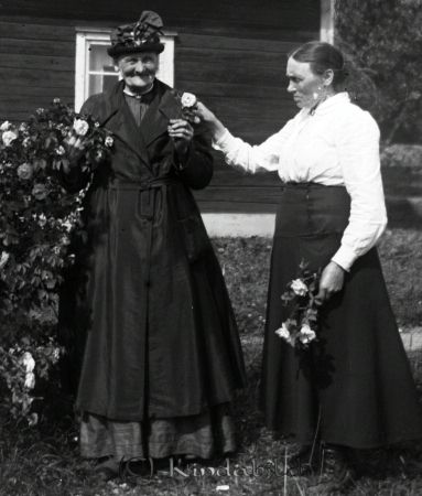 I trädgården.
mayca
Axels moster Helena Farman till höger.
Nyckelord: Ramstedt Korpklev