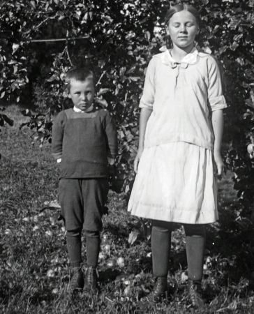 Ola Andersson och Vera
raja
Min far Ola Andersson och hans syster Vera.Deras föräldrar arrenderade en gård i Korpklev. 
Källa: bema

Nyckelord: Ramstedt Korpklev