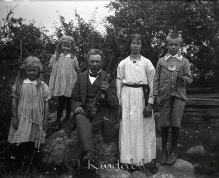 Familjen Eng
mayca
Anders Petter med fiol och hustrun Lisa omgivna av barnen Vera, Margit och Göte. Se även bild Ramst. 0771.
Nyckelord: Ramstedt Korpklev