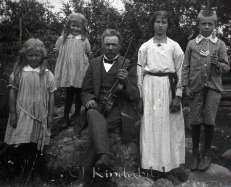 Familjen Eng
mayca
Vera, Margit,Anders Petter med fiol, Lisa och Göte med blockflöjt.




Nyckelord: Ramstedt Korpklev