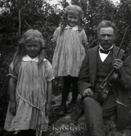 Familjen Eng
mayca
Del av bild. Systrarna Vera och Margit med sin far Anders Petter.
Nyckelord: Ramstedt Korpklev