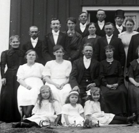 Hos familjen Eng
mayca
Del av bild. Anders Petter och Lisa sitter som nummer tre och fyra från vänster.
Nyckelord: Ramstedt Korpklev