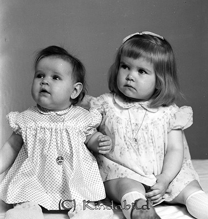 Liselott och Eva Karlsson Kisa
gepe
Liselott och Eva Karlsson, döttrar till Britta och Hans Karlsson Västra vägen 36 Kisa.
Nyckelord: Karlsson Kisa