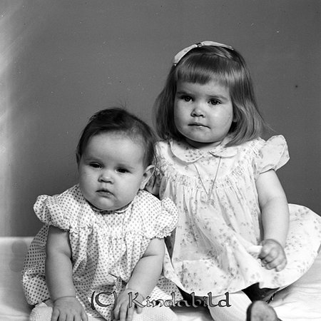 Liselott och Eva Karlsson Kisa
gepe
Liselott och Eva Karlsson, döttrar till Britta och Hans Karlsson Västra vägen 36 Kisa.
Nyckelord: Karlsson Kisa