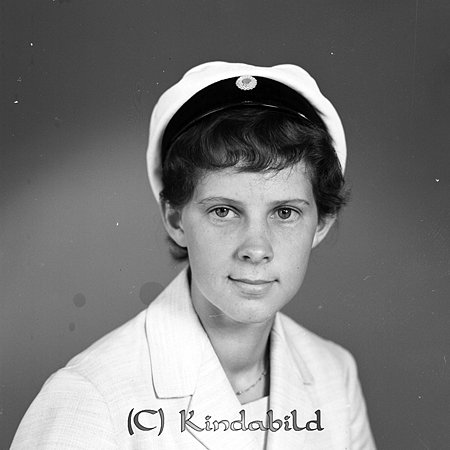 Ann-Britt Karlsson Vidåkra Västra Eneby
gepe
Ung dam som tar examen
Ann-Britt Karlsson, Vidåkra Västra Eneby
Fadern Erik Larsson (1904-75) var snickare och modern Linnea (1910-2002) kom från Rangkulla.
Källa: Studiegruppen hembygdsgården
Nyckelord: Karlsson Vidåkra