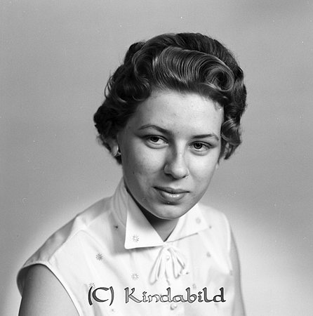 Margareta Rydén Kisa
gepe
Ung dam med kort mellanblont hår och klädd i ljus blus med holkärm.
Nyckelord: Rydén Kisa