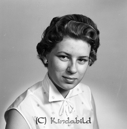 Margareta Rydén Kisa
gepe
Ung dam med kort mellanblont hår och klädd i ljus prickig blus med holkärm.
Nyckelord: Rydén Kisa