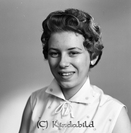 Margareta Rydén Kisa
gepe
Ung dam med kort mellanblont hår och klädd i ljus blus med holkärm.
Nyckelord: Rydén Kisa
