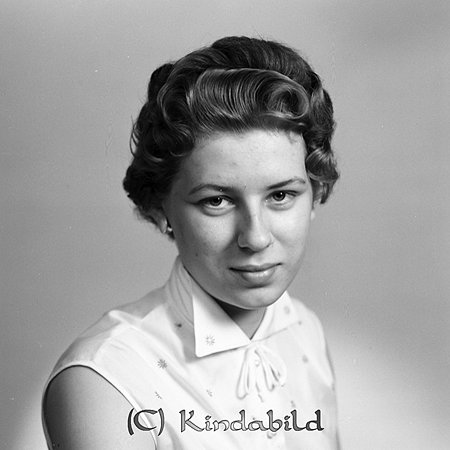 Margareta Rydén Kisa
gepe
Ung dam med kort mellanblont hår och klädd i ljus blus med holkärm.
Nyckelord: Rydén Kisa