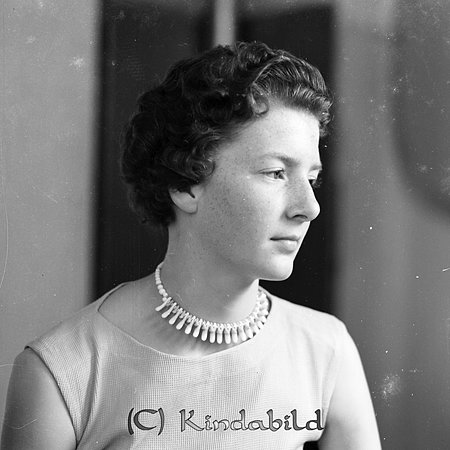 Vivianne Frid Krogsfall Slätmon
gepe
Ung dam med rundringad klänning och stort halsband
Vivianne Frid, dotter till Göte och Karin Frid
Nyckelord: Frid Krogsfall