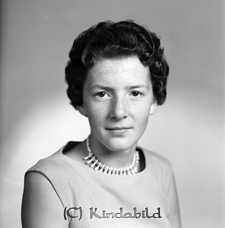 Vivianne Frid Krogsfall Slätmon
gepe
Ung dam med rundringad klänning och stort halsband
Vivianne Frid, dotter till Göte och Karin Frid
Nyckelord: Frid Krogsfall