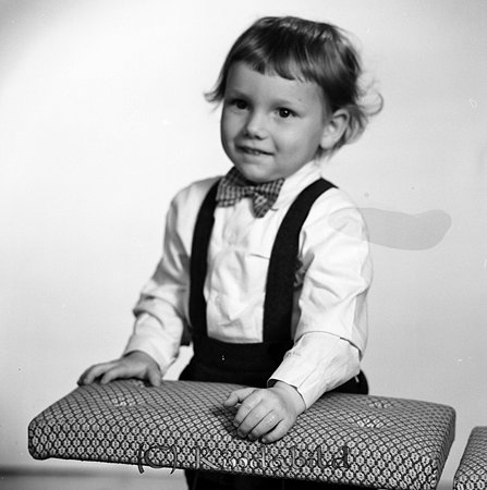 Mats Karlsson Boarp Verveln
gepe
Liten pojke klädd i vit långärmad skjorta, hängselbyxor och rosett.
Pojken omkom genom olyckshändelse endast 9 år gammal.
Källa: Studiegruppen hembygdsgården.
Nyckelord: Karlsson Boarp