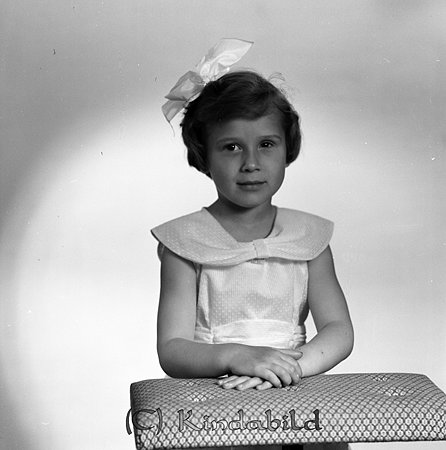 Marie-Louise Sundberg Kisa
gepe
Liten flicka med vit rosett i det mörka håret, klädd i ljus klänning med stor krage.
Marie-Louise Sundberg
Nyckelord: Sundberg Kisa