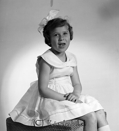 Marie-Louise Sundberg Kisa
Marie-Louise Sundberg Kisa
gepe
Liten flicka med vit rosett i det mörka håret, klädd i ljus klänning med stor krage.
Marie-Louise Sundberg
Nyckelord: Sundberg Kisa