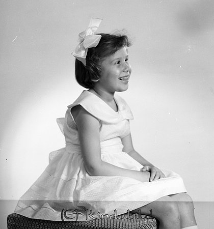 Marie-Louise Sundberg Kisa
Marie-Louise Sundberg Kisa
gepe
Liten flicka med vit rosett i det mörka håret, klädd i ljus klänning med stor krage.
Marie-Louise Sundberg
Nyckelord: Sundberg Kisa