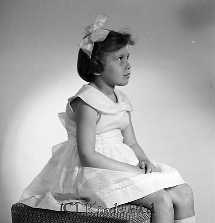 Marie-Louise Sundberg Kisa
Marie-Louise Sundberg Kisa
gepe
Liten flicka med vit rosett i det mörka håret, klädd i ljus klänning med stor krage.
Marie-Louise Sundberg
Nyckelord: Sundberg Kisa