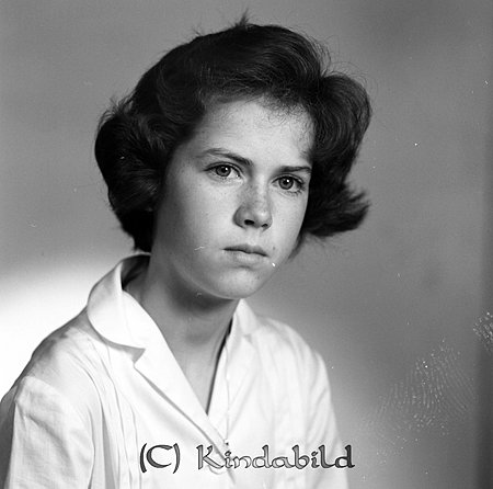 Birgitta Olsson Kisa
gepe
Konfirmand i vit klänning med skjortbluskrage. Mörkt halvlångt hår.
Nyckelord: Olsson Kisa