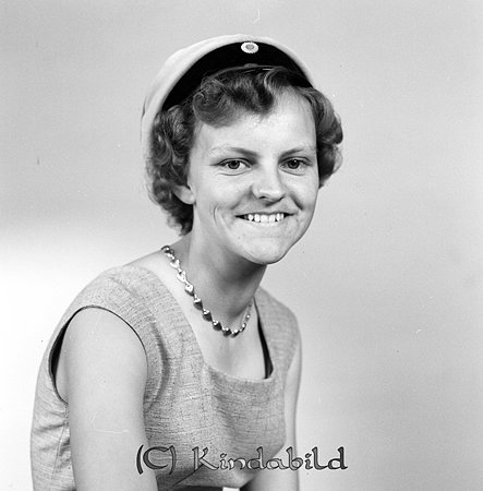 Gunvor Johansson Rothult
gepe
Ung dam som tagit realexamen. Klädd i ljus ärmlös klänning med fyrkantig urringning.
Gunvor Johansson från Södra Rothult. Arbetade senare som lågstadielärare i Kisa.

raja
Gunvor gifte sig med Uno Turesson från Bäckhult Rothult och fick två pojkar. 
Källa: Gerd Pettersson

Gunvor Johansson född 1940-01-05, död 2020-07-06. Hon var gift med Karl-Uno Turesson. De fick två söner Per och Stefan. Hennes syster heter Inga-Lill.
Källa: mayca.
Nyckelord: Johansson Rothult
