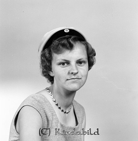 Gunvor Johansson Rothult
gepe
Ung dam som tagit realexamen. Klädd i ljus ärmlös klänning med fyrkantig urringning.
Gunvor Johansson från Södra Rothult. Arbetade senare som lågstadielärare i Kisa.
Nyckelord: Johansson Rothult