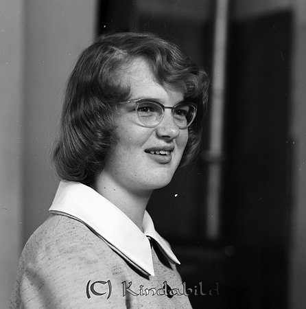 Margareta Nilsson Knäck Kisa
gepe
Ung dam i ljus klänning med vit krage, mörkt halvlångt hår och bär glasögon. Hon har tagit realexamen.
Margareta Nilsson från Knäck.
Nyckelord: Nilsson Knäck