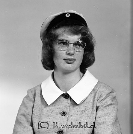 Margareta Nilsson Knäck Kisa
gepe
Ung dam i ljus dräkt med vit krage, mörkt halvlångt hår och bär glasögon. Hon har tagit realexamen.
Margareta Nilsson från Knäck.
Nyckelord: Nilsson Knäck