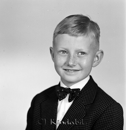 Nils Holstein Yxefall Kisa
gepe
Liten grabb klädd i mörk kavaj, vit skjorta och fluga.
Nils Olov Gunnar Gunnar Holstein.
Nyckelord: Holstein Yxefall