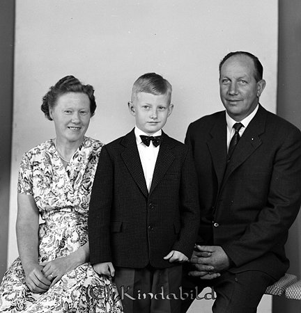 Nils Holstein Yxefall Kisa
gepe
Familjeporträtt med far, mor och son.
Mor klädd i blommig klänning och far och son i mörka kavajer.
Familj Nils Holstein
Nyckelord: Holstein Yxefall