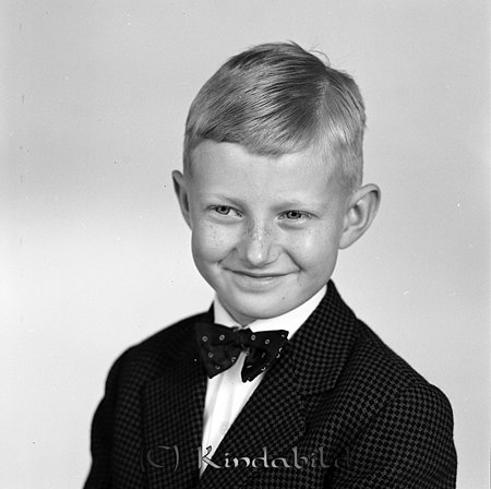 Nils Holstein Yxefall Kisa
gepe
Liten grabb klädd i mörk kavaj, vit skjorta och fluga.
Nils Olov Gunnar Gunnar Holstein.
Nyckelord: Holstein Yxefall