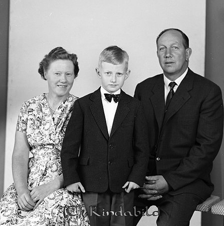 Nils Holstein Yxefall Kisa
gepe
Familjeporträtt med far, mor och son.
Mor klädd i blommig klänning och far och son i mörka kavajer.
Familj Nils Holstein
Nyckelord: Holstein Yxefall