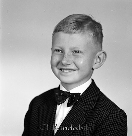 Nils Holstein Yxefall Kisa
gepe
Liten grabb klädd i mörk kavaj, vit skjorta och fluga.
Nils Olov Gunnar Gunnar Holstein.
Nyckelord: Holstein Yxefall