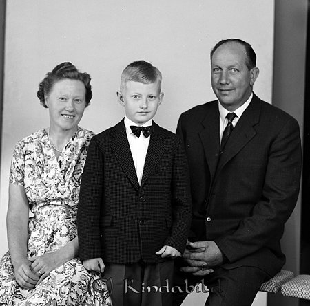 Nils Holstein Yxefall Kisa
gepe
Familjeporträtt med far, mor och son.
Mor klädd i blommig klänning och far och son i mörka kavajer.
Familj Nils Holstein
Nyckelord: Holstein Yxefall