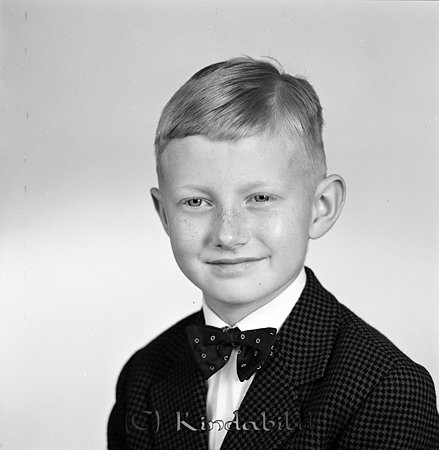 Nils Holstein Yxefall Kisa
gepe
Liten grabb klädd i mörk kavaj, vit skjorta och fluga.
Nils Olov Gunnar Gunnar Holstein.
Nyckelord: Holstein Yxefall