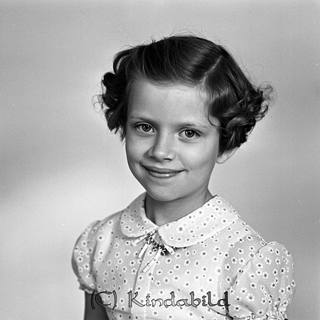 Kerstin Johansson Kisa
gepe
Liten flicka med kort mörkt hår som är lockigt på sidorna, Klädd i en ljus klänning med liten rund krage och med puffärmar.

raja
Kerstin Johansson, dotter till Gunnar Johansson i Fimon.
Källa: Studiegruppen Hembygdsgården

Nyckelord: Kerstin Kisa
