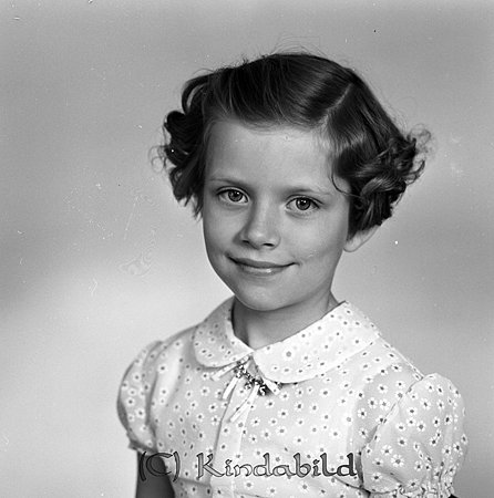Kerstin Johansson Kisa
epe
Liten flicka med kort mörkt hår som är lockigt på sidorna, Klädd i en ljus klänning med liten rund krage och med puffärmar.
Nyckelord: Kerstin Kisa