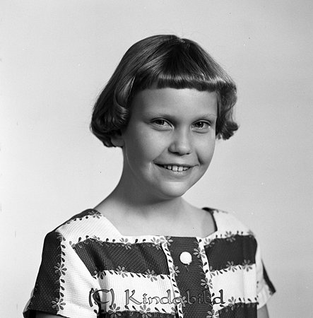 Elisabeth Roos Kisa
gepe
Ung dam i mörkt kort hår med hellugg, klänning i mörkt/vitt med fyrkantig halsringning.
Elisabeth Roos

raja
Elisabet, var dotter till Allan och Vivan Roos Kisa.
Källa: Studiegruppen Hembygdsgården

Nyckelord: Roos Kisa