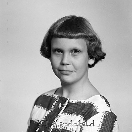 Elisabeth Roos Kisa
gepe
Ung dam i mörkt kort hår med hellugg, klänning i mörkt/vitt med fyrkantig halsringning.
Elisabeth Roos
Nyckelord: Roos Kisa