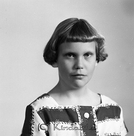 Elisabet Roos Kisa
gepe
Ung dam i mörkt kort hår med hellugg, klänning i mörkt/vitt med fyrkantig halsringning.
Elisabeth Roos
Nyckelord: Roos Kisa